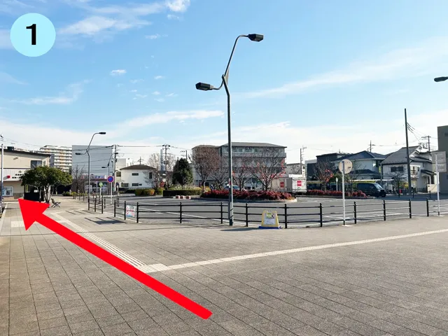1:南鳩ヶ谷駅A1出口左手にある交番横の道を進みます。