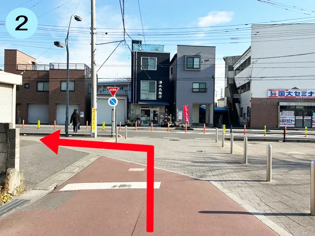 2:突き当りの道路で左折して直進します。