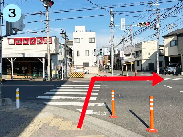 3:最初の信号を渡り右折して直進していきます。