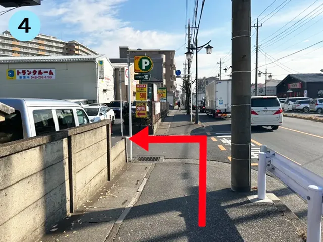 4:実正寺の看板すぐ下にある脇道を左にまがると実正寺正門が見えます。