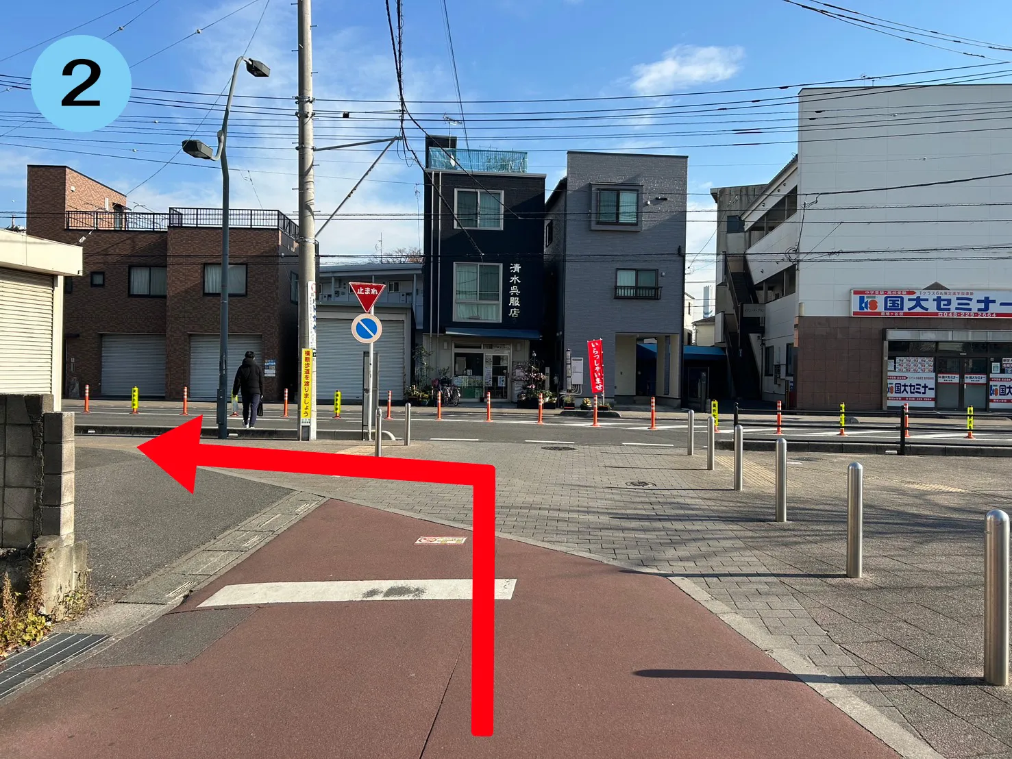 2：突き当りの道路で左折して直進します。