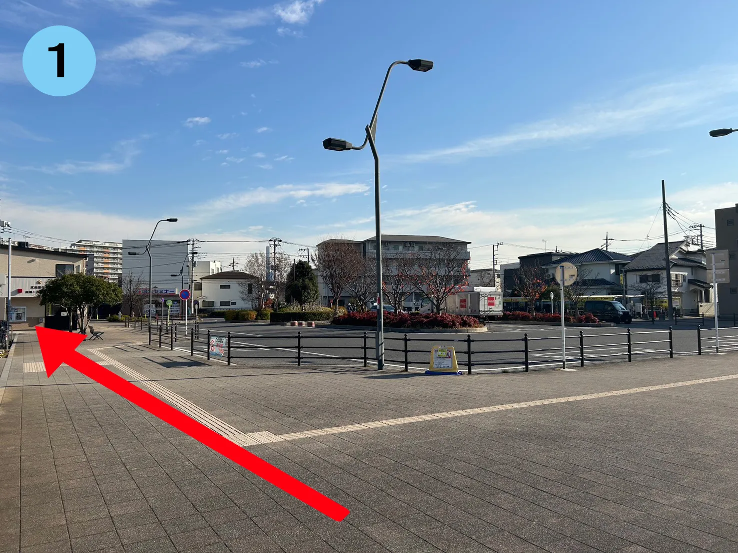 1：南鳩ヶ谷駅A1出口左手にある交番横の道を進みます。